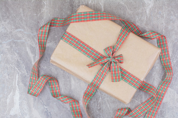 Cómo envolver una cajita de regalo Cómo envolver regalos con poco papel